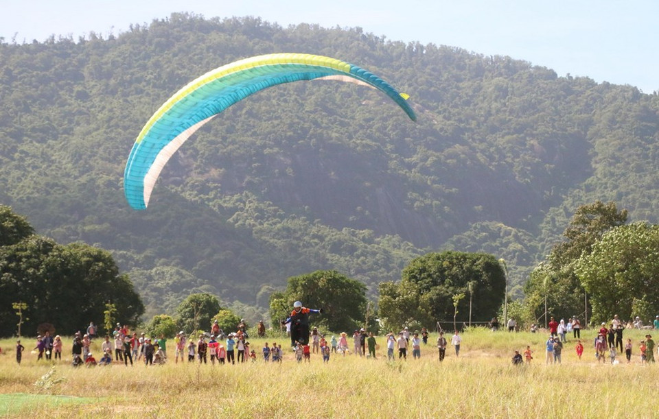 游客们有机会亲眼欣赏来自河内、胡志明市、岘港市、广宁、芽庄等省市的滑翔伞俱乐部90名飞行员颇具吸引力的滑翔伞飞行节目。图自 越通社