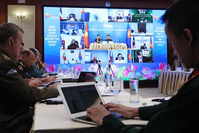 越南国防部对外局局长武战胜以视频方式支持会议。图自 越通社