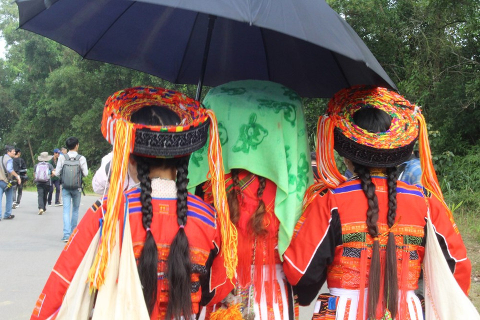 巴天族妇女通常留长发，用头巾裹着头。头巾两端缀有红黄两色的垂穗，显得格外漂亮、醒目。图自 越通社