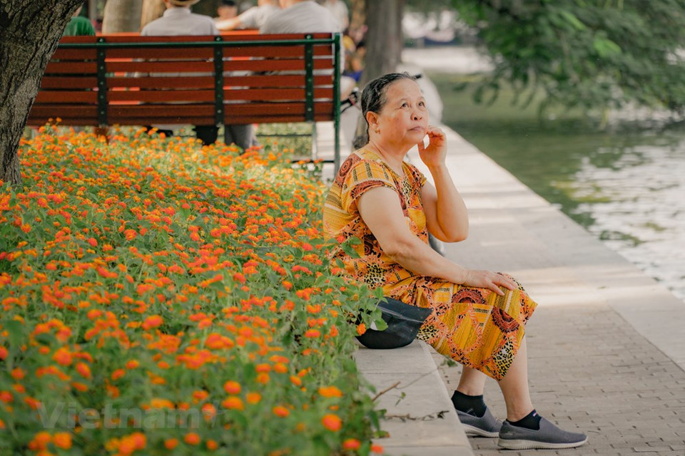 还剑湖及周边街道已经开设步行街。没有了汽车、摩托车，人们从容而行，少了平时的繁忙，取而代之的是盼望已久的悠闲感觉。还剑湖步行街于9月1日开放，实施时间从周五晚19时至周日晚24时，涵盖长钱、李太祖、银行、鼓行、麻行和染丝行6个坊。图自Vietnam+