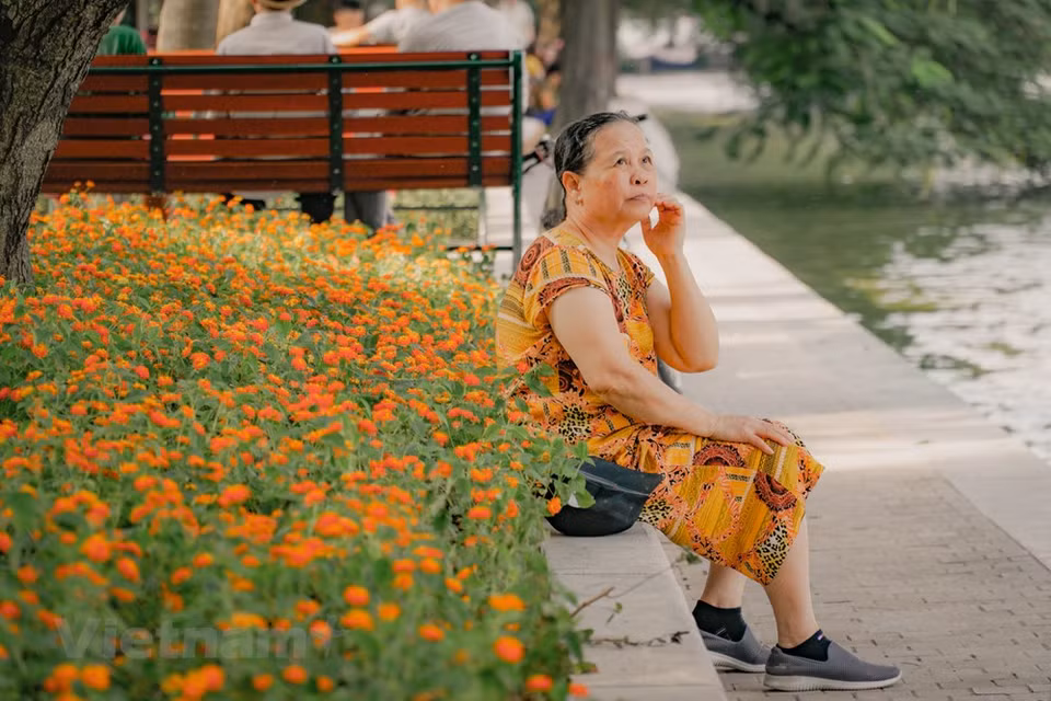 还剑湖及周边街道已经开设步行街。没有了汽车、摩托车，人们从容而行，少了平时的繁忙，取而代之的是盼望已久的悠闲感觉。还剑湖步行街于9月1日开放，实施时间从周五晚19时至周日晚24时，涵盖长钱、李太祖、银行、鼓行、麻行和染丝行6个坊。图自Vietnam+