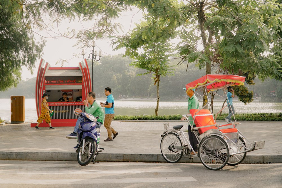 现在的还剑湖成为了千年首都河内的璀璨明珠。剑湖之美除了体现在波光粼粼的湖面，也体现在环湖生长的一行行绿树上。此外，弯弯的栖旭桥像一条红丝带将人引入玉山寺。湖边的笔塔、和风塔等建筑也构成了还剑湖的和谐景观。图自Vietnam+