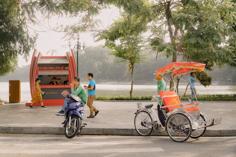 现在的还剑湖成为了千年首都河内的璀璨明珠。剑湖之美除了体现在波光粼粼的湖面，也体现在环湖生长的一行行绿树上。此外，弯弯的栖旭桥像一条红丝带将人引入玉山寺。湖边的笔塔、和风塔等建筑也构成了还剑湖的和谐景观。图自Vietnam+
