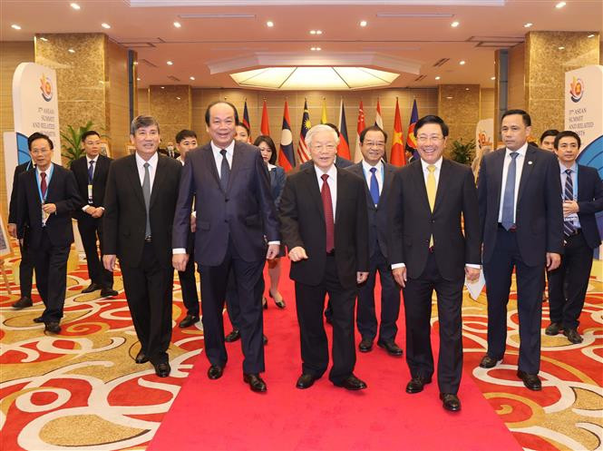 越共中央总书记、国家主席阮富仲同各部委行业领导出席开幕式。图自 越通社