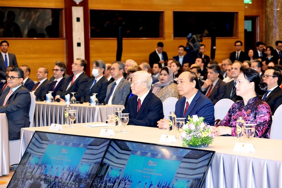 越共中央总书记、国家主席阮富仲、政府总理阮春福、国会主席阮氏金银出席开幕式。图自 越通社