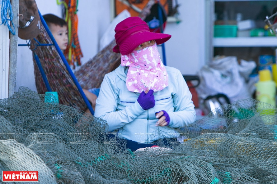 奈潭渔民修补渔网。图自 《越南画报》