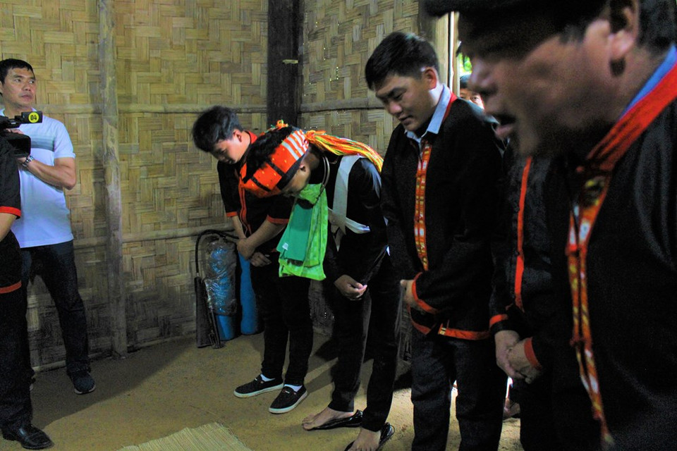 参加巴天族传统婚礼再现活动的游客有机会欣赏巴天族同胞传统舞蹈表演节目，从而更加了解该民族文化特色。图自 越通社