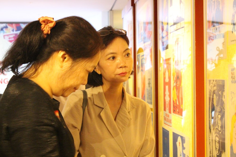 除了年轻参观者之外，庆祝升龙河内1010周年的宣传画展也吸引很多高龄参观者。通过该画展，他们可一起回顾相当困难但充满幸福的昔日生活。通过该画所展示的每一幅画，当年美好的回忆几乎‘复活’了，因此该画展给他们留下非常深刻的印象。图自 Vietnam+