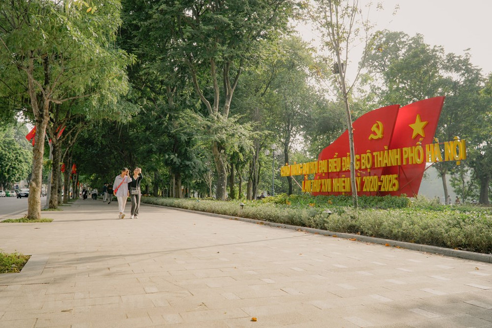 还剑湖又称绿水湖、左望湖、右望湖或水军湖。还剑湖的名称于十五世纪初（1428年）出现，与黎太祖皇帝击败中国明朝侵略者后，将宝剑还给神龟的传说息息相关。这个传说一直是河内市民心中亲切、熟悉的故事。还剑湖已成为首都河内每个居民的骄傲。图自Vietnam+