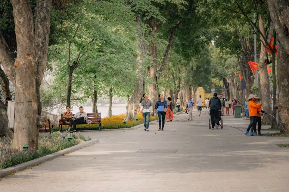 首都河内还剑郡还剑湖周围道路修建项目占来2个月后， 现在 还剑湖面貌已真正换了新颜，为首都居民赞叹不已。该修建项目主要是为还剑湖周围道路铺路石和种植新鲜的花卉盆景和树木。用来铺路石的材料是平定省花岗岩，不是在其他人行道所使用的一般路石。图自Vietnam+