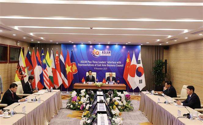 在见面会上发表讲话时，阮春福总理表示，东盟与中日韩领导人和东亚商务理事会代表见面会充分体现东盟与中日韩三国政府对东亚地区企业社群的高度重视，是听取各家企业在遭受新冠肺炎疫情影响一年后的观点和反馈意见等的良好平台。越通社记者 统一 摄