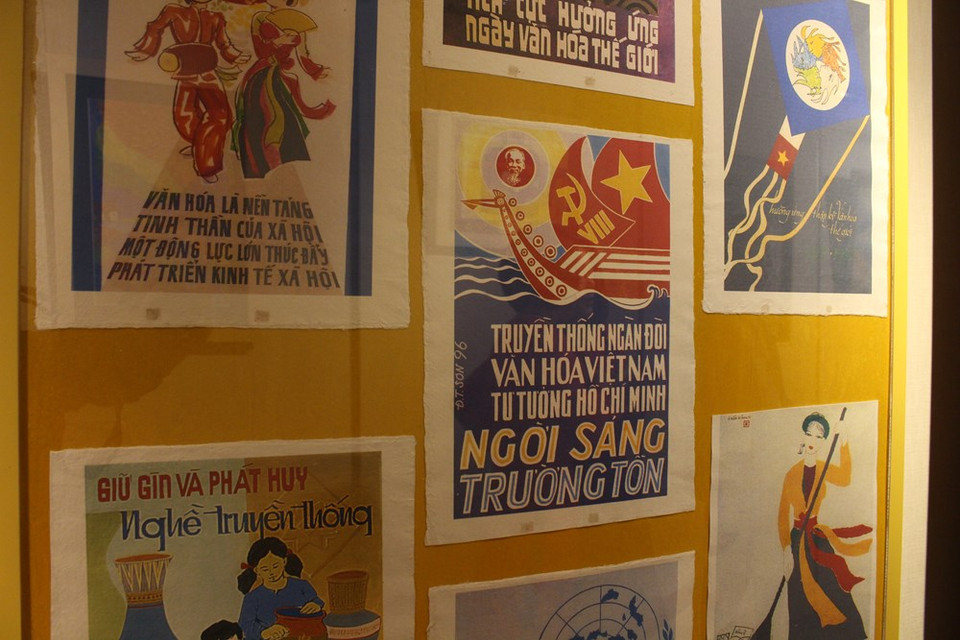 尽管在现代生活之中，多媒体新闻传播工具丰富多样，然而当国家举行各项重要事件时，宣传画又充分发挥其特殊的价值，其有助于向全国各地各阶层人民传递国家的重要信息、党的重要主张和路线，以及国家各项重要法律政策等。图自 Vietnam+