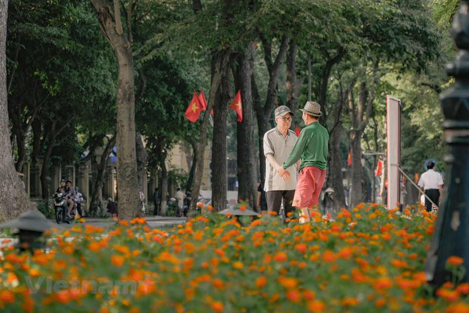 在热闹噪杂的街道旁，还剑湖彷如一个与世隔绝的宁静、清凉、安逸、浪漫的世外桃源。这也是许多人来这里游览、休息、健身、聊天和观赏湖景的原因所在。自从还剑湖换上了新面貌，这里已经成为很多首都居民相约的理想目的地。图自Vietnam+
