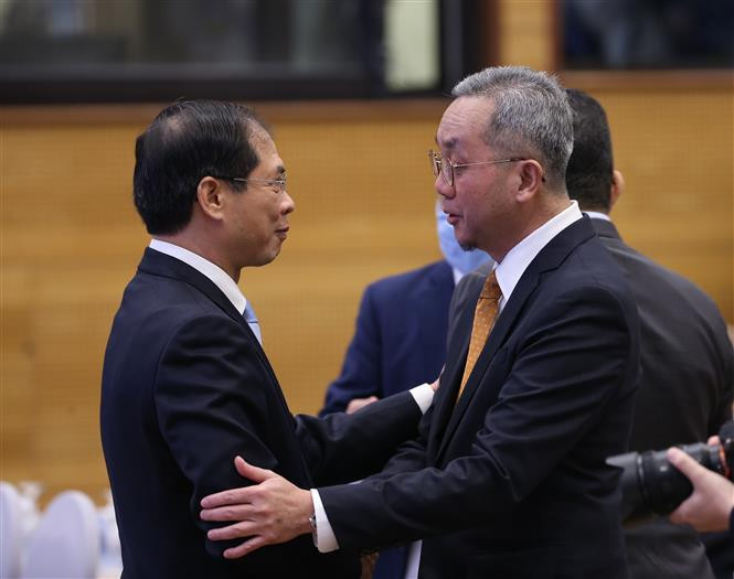 前来出席开幕式的国内和国际代表。图自 越通社