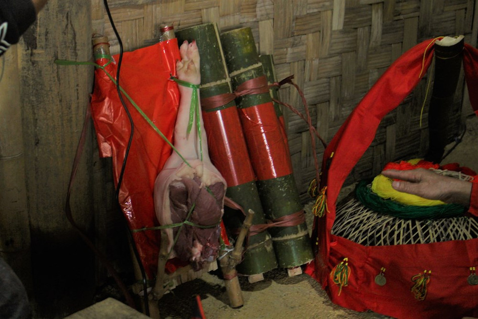 新郎的迎亲物品包括36枚银币、酒品、两只公鸡、猪肉、水果饼干等。图自 越通社