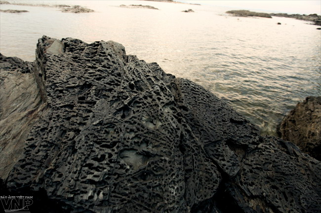 亮海石滩上的自然痕迹。（图片来源：越通社《越南画报》）