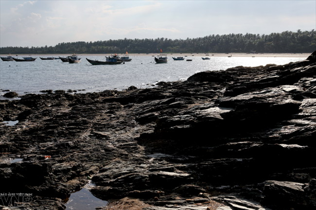 盘碳有奇形怪状的石滩乃至40米高的石壁是中部沿海地区的美景之一。（图片来源：越通社《越南画报》）