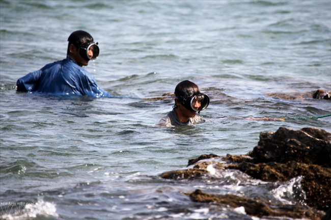 渔民在盘碳石滩脚下谋生。（图片来源：越通社《越南画报》） （完）