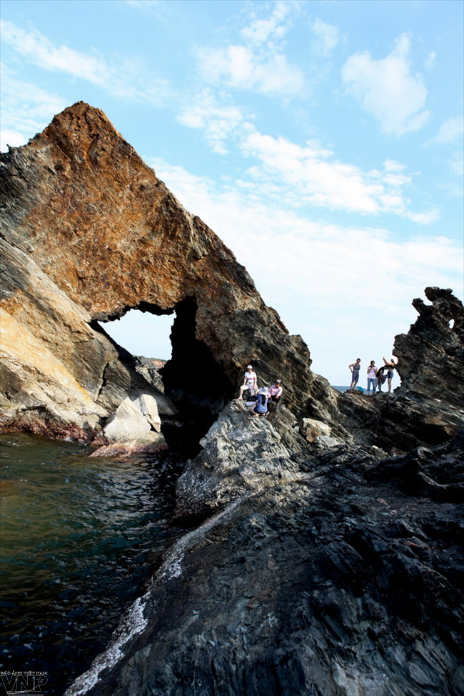 游客对盘碳的自然风光及奇形怪状的石头很感兴趣。（图片来源：越通社《越南画报》）