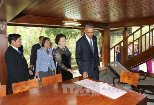  奥巴马总统参观胡伯伯高脚屋。