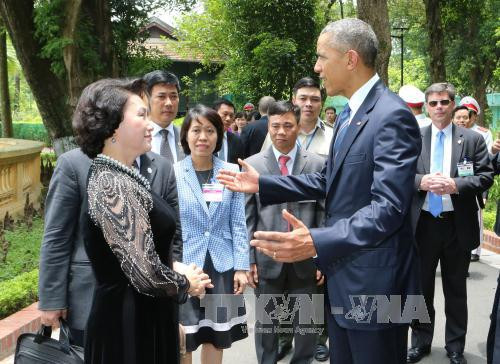 越南国会主席阮氏金银同美国总统奥巴马参观设在主席府的胡志明主席遗迹区。