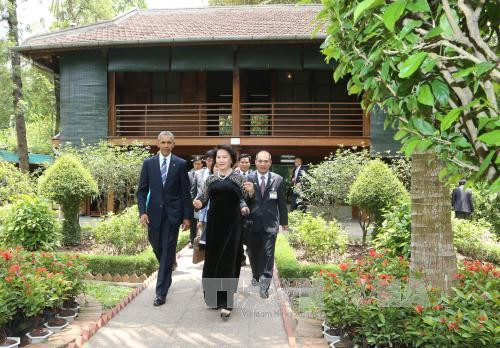 越南国会主席阮氏金银同美国总统奥巴马参观设在主席府的胡志明主席遗迹区。