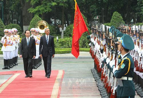  国家主席陈大光与奥巴马总统检阅仪仗队。