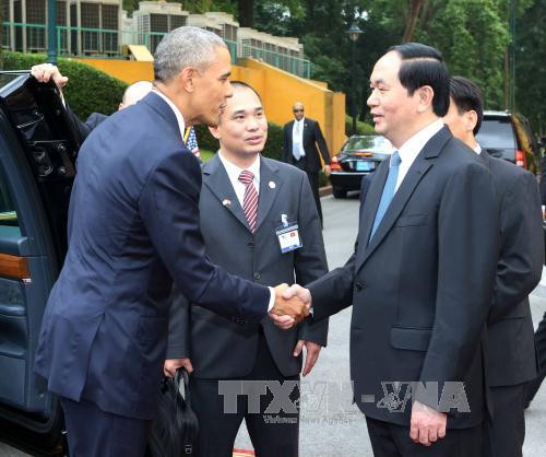  国家主席陈大光迎接奥巴马总统。