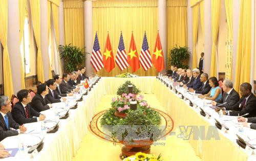  国家主席陈大光与奥巴马总统举行会谈。