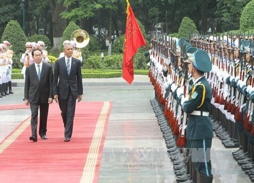  国家主席陈大光与奥巴马总统检阅仪仗队。