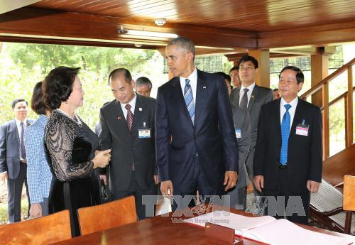  奥巴马总统参观胡伯伯高脚屋。