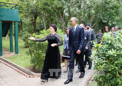 越南国会主席阮氏金银同美国总统奥巴马参观设在主席府的胡志明主席遗迹区。