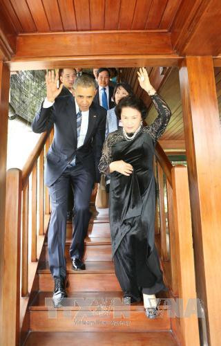 奥巴马总统参观胡伯伯高脚屋。