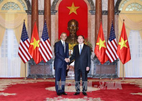  国家主席陈大光迎接奥巴马总统。