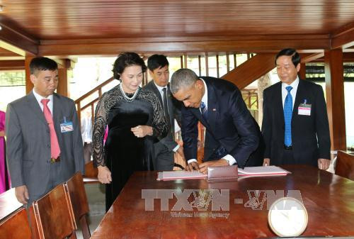 奥巴马总统在胡伯伯高脚屋留言。