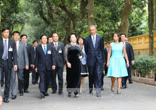 越南国会主席阮氏金银同美国总统奥巴马参观设在主席府的胡志明主席遗迹区。
