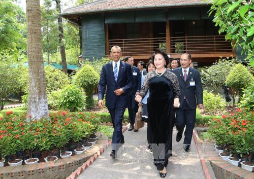 越南国会主席阮氏金银同美国总统奥巴马参观设在主席府的胡志明主席遗迹区。