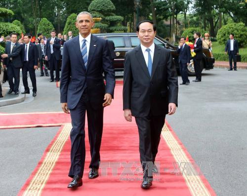  国家主席陈大光迎接奥巴马总统。