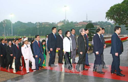 越南党、国家、政府、国会、祖国阵线领导和出席越共十二大的各位代表入陵瞻仰胡主席遗容。（图片来源：越通社）