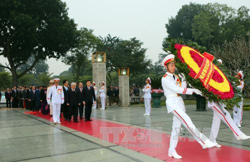  花圈飘带上写着 “永远铭记英雄烈士们的功劳 ”。（图片来源：越通社）