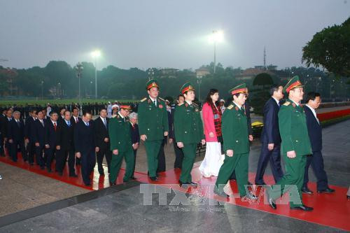 越南党、国家、政府、国会、祖国阵线领导和出席越共十二大的各位代表入陵瞻仰胡主席遗容。（图片来源：越通社）