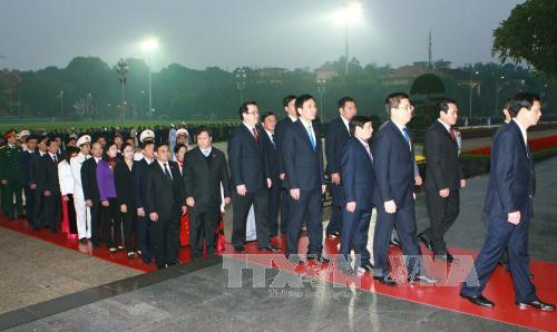 越南党、国家、政府、国会、祖国阵线领导和出席越共十二大的各位代表入陵瞻仰胡主席遗容。（图片来源：越通社）