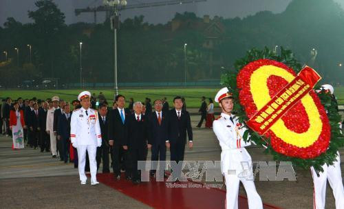 花圈飘带上写着 “ 永远铭记胡志明主席的伟大功劳 ” 。（图片来源：越通社）
