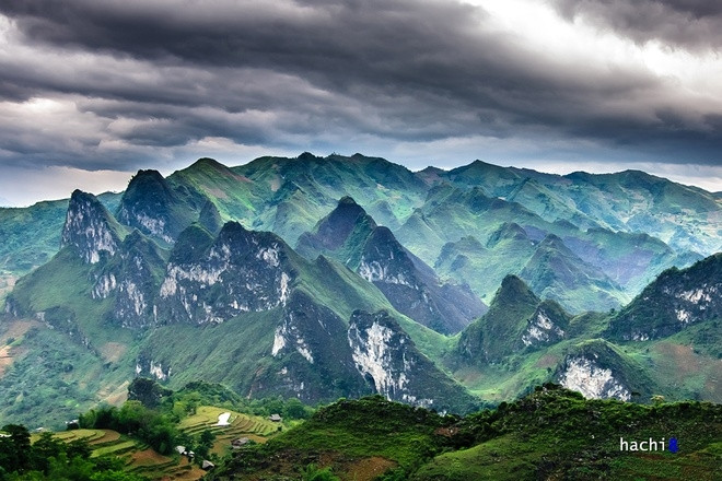 层层叠起的群山造成雄关美丽的景色。（图片来源：vnexpress.net）