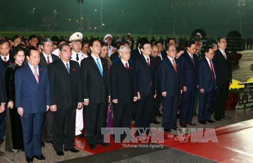 越南党、国家、政府、国会、祖国阵线领导和出席越共十二大的各位代表拜谒胡志明主席陵墓。（图片来源：越通社）