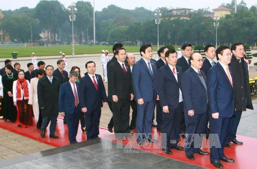 越南党、国家、政府、国会、祖国阵线领导和出席越共十二大的各位代表入陵瞻仰胡主席遗容。（图片来源：越通社）