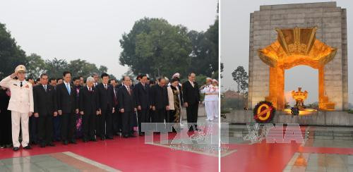 越南党、国家、政府、国会、祖国阵线领导和出席越共十二大的各位代表向英雄烈士纪念碑敬香和敬献花圈。（图片来源：越通社）