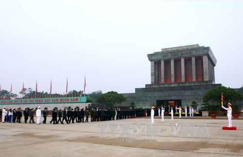 越南党、国家、政府、国会、祖国阵线领导和出席越共十二大的各位代表入陵瞻仰胡主席遗容。（图片来源：越通社）