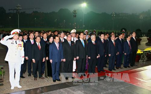  越南党、国家、政府、国会、祖国阵线领导和出席越共十二大的各位代表拜谒胡志明主席陵墓。（图片来源：越通社）