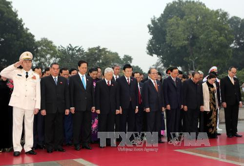 越南党、国家、政府、国会、祖国阵线领导和出席越共十二大的各位代表向英雄烈士纪念碑敬香和敬献花圈。（图片来源：越通社）